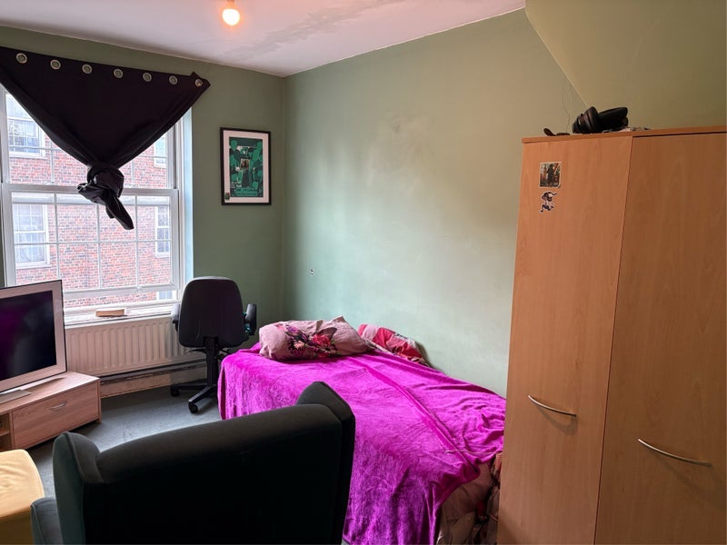 Room Harper Road in Greater London