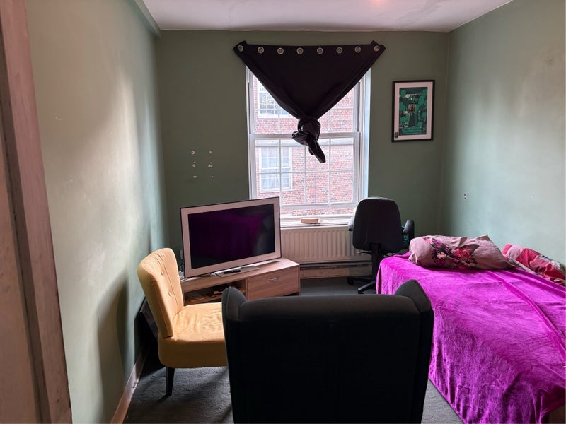 Room Harper Road in Greater London