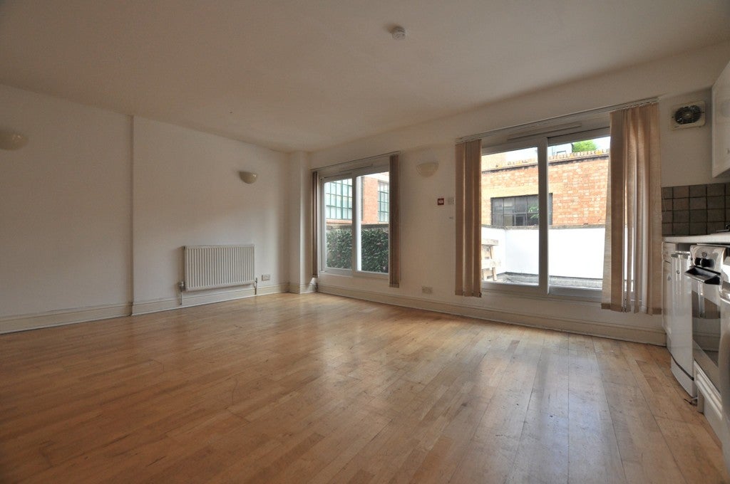 Flat Bath Place in Greater London