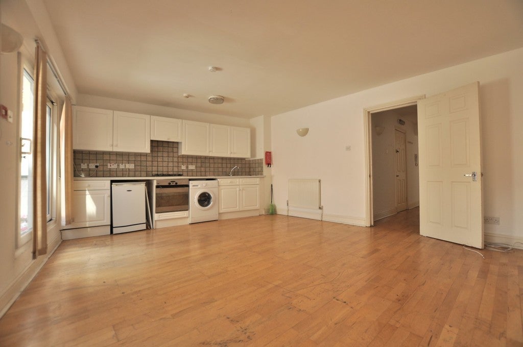 Flat Bath Place in Greater London