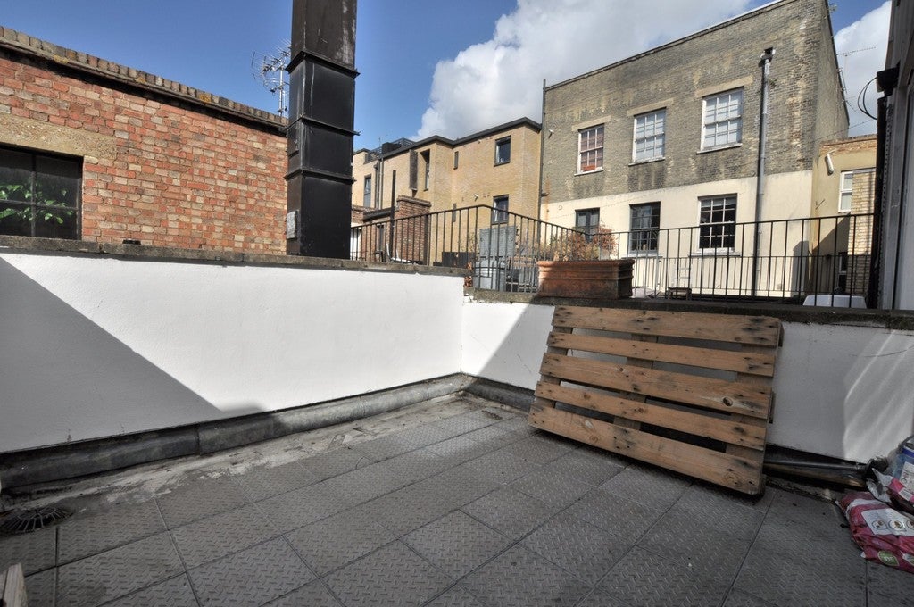 Flat Bath Place in Greater London