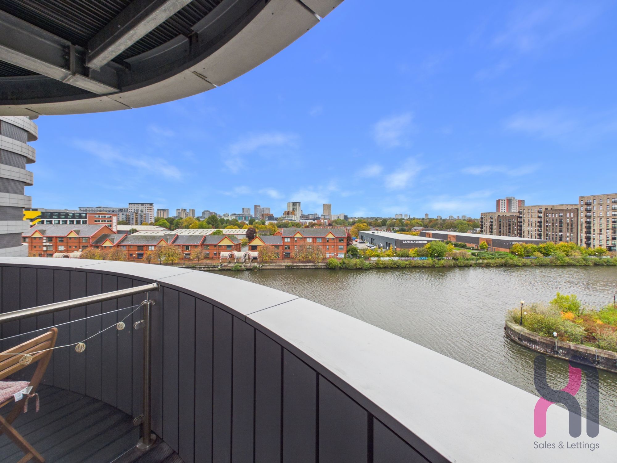 Flat Pomona Strand in Trafford