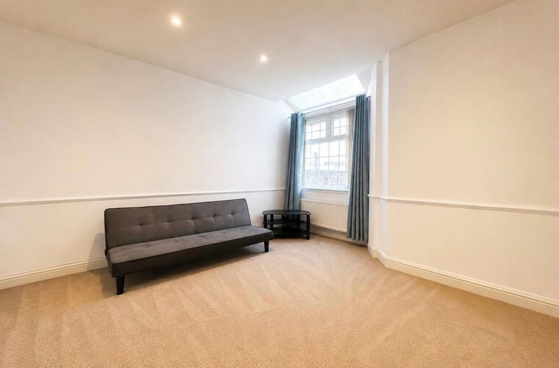 Room Braemar Road in Manchester