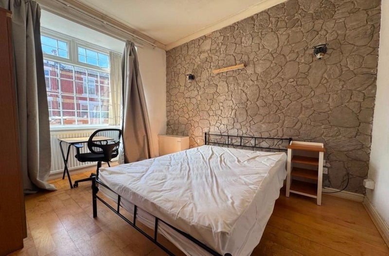 Room Braemar Road in Manchester