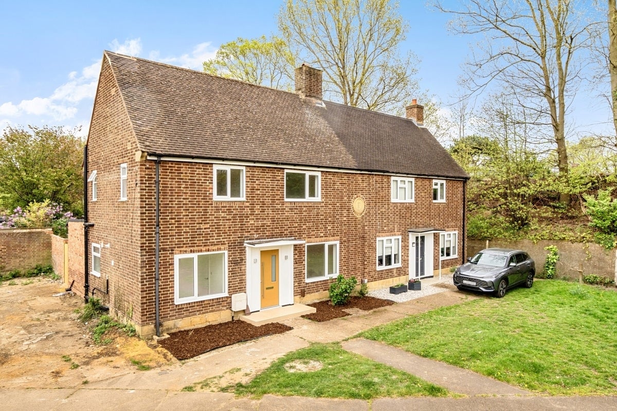 House Douglas Road in Elmbridge