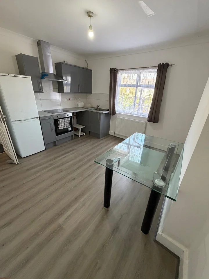 Flat Holland Road in Greater London