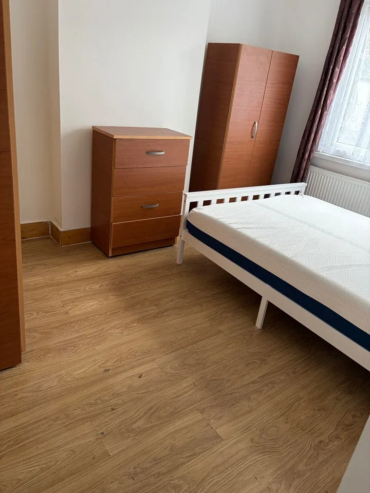 Flat Holland Road in Greater London