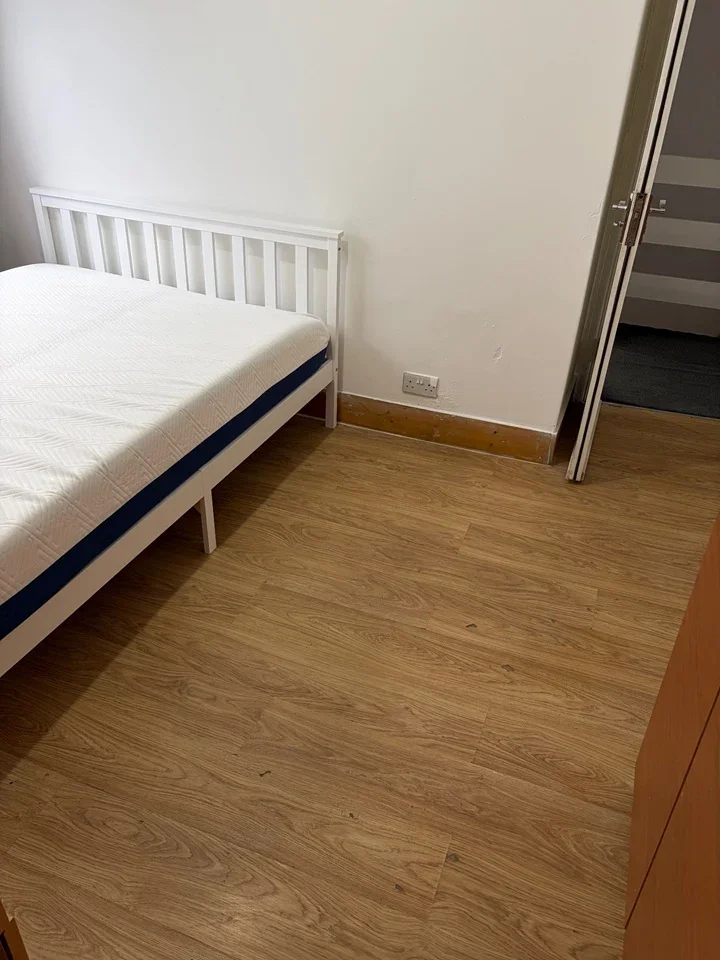 Flat Holland Road in Greater London
