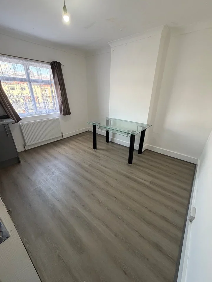 Flat Holland Road in Greater London