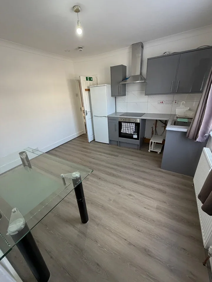 Flat Holland Road in Greater London