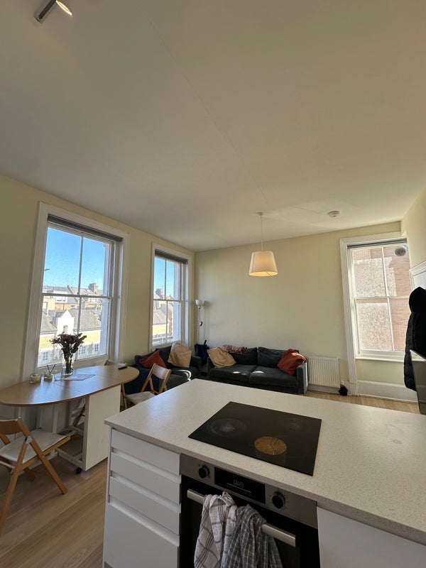 Room Battersea Park Road in Greater London