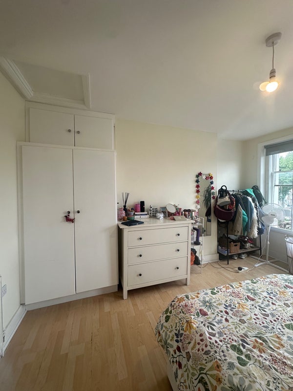 Room Battersea Park Road in Greater London