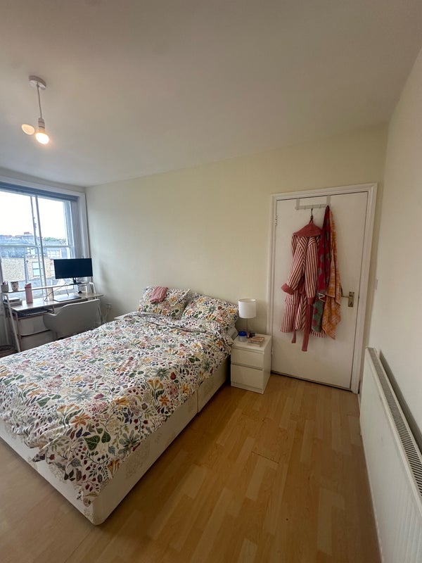 Room Battersea Park Road in Greater London