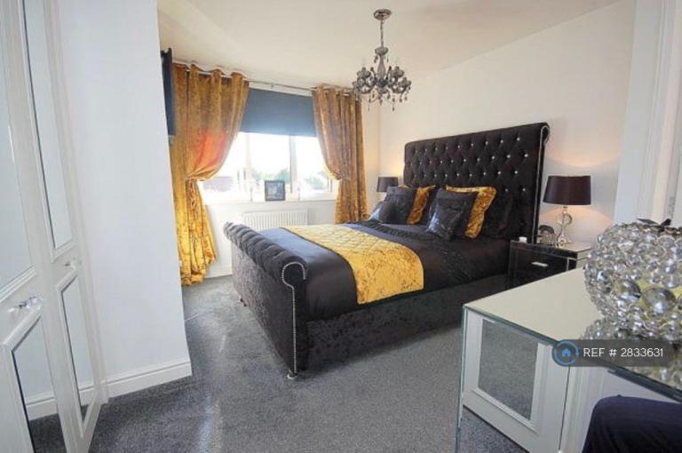 Flat Duntocher Road in Clydebank