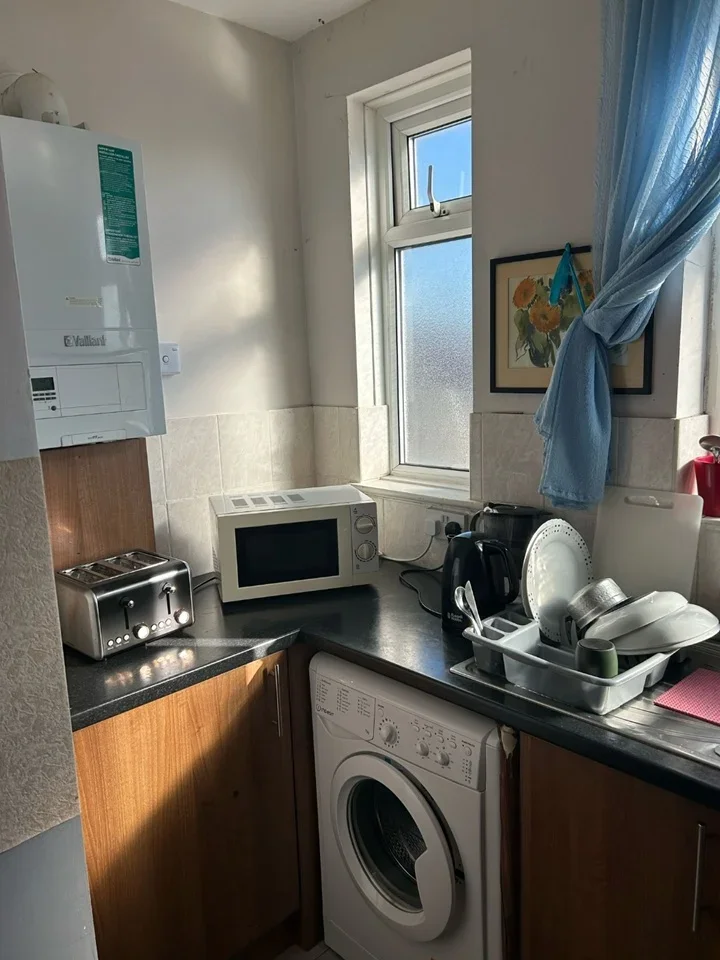 Room Greenford Road in Greater London