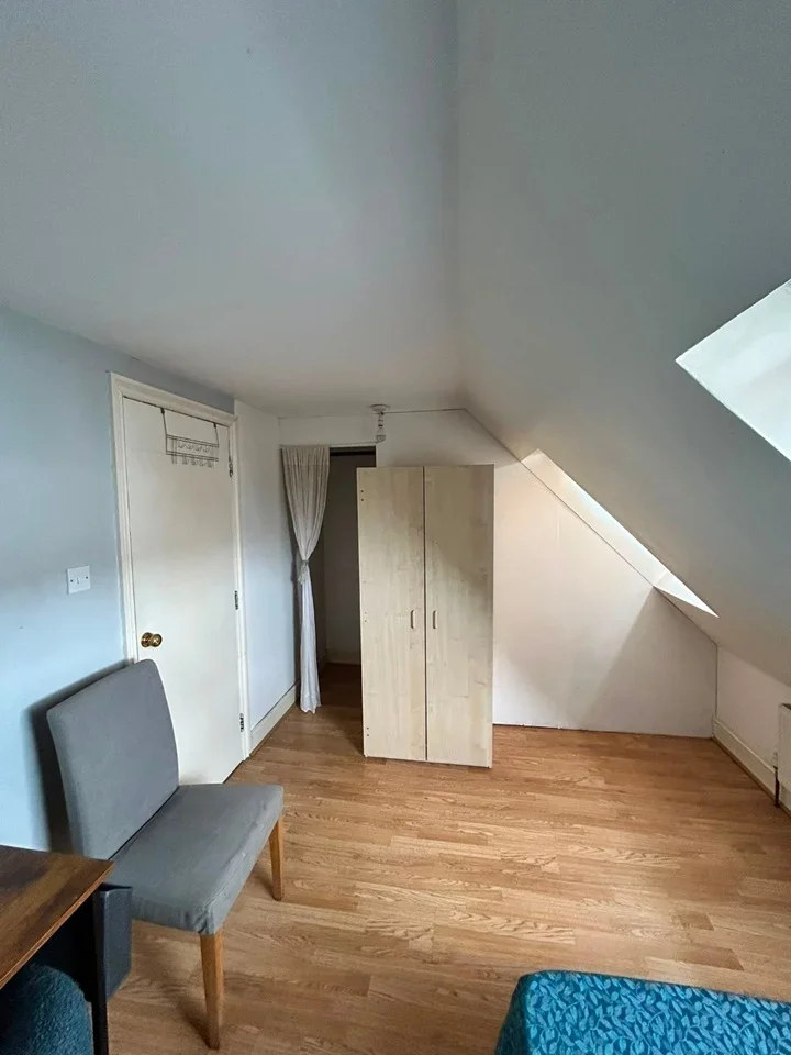 Room Greenford Road in Greater London