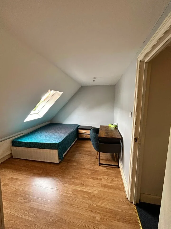Room Greenford Road in Greater London