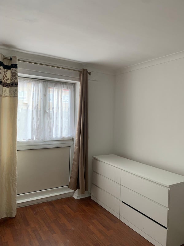 Room Selborne Avenue in Greater London