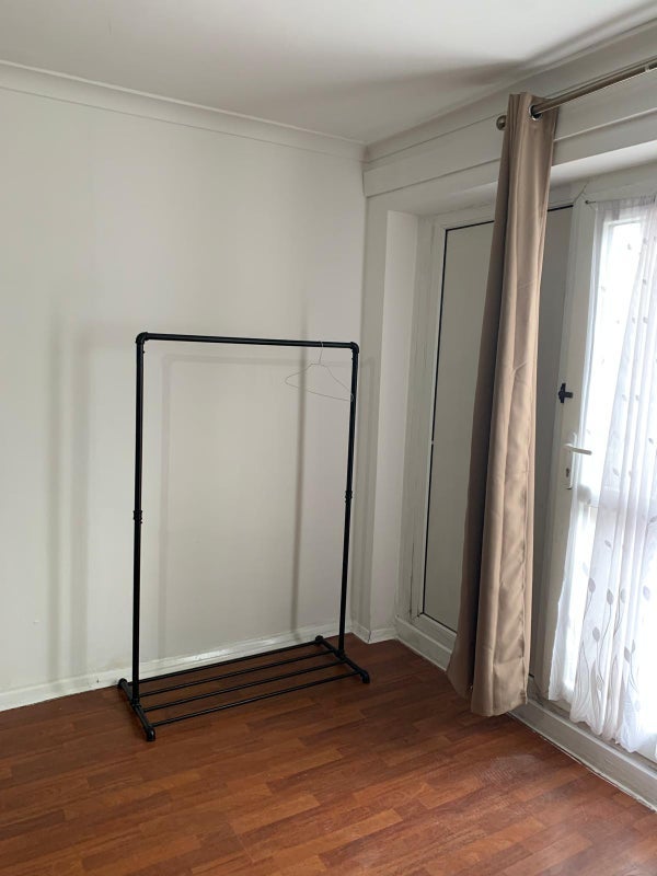 Room Selborne Avenue in Greater London
