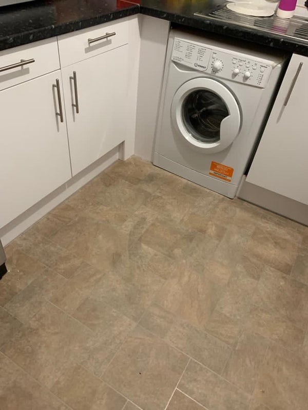 Room Selborne Avenue in Greater London