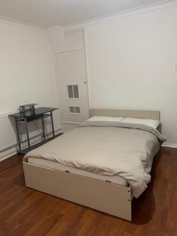 Room Selborne Avenue in Greater London