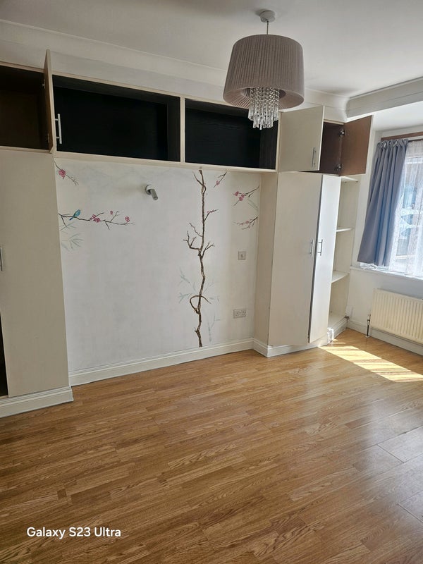 Room Rialto Road in Greater London