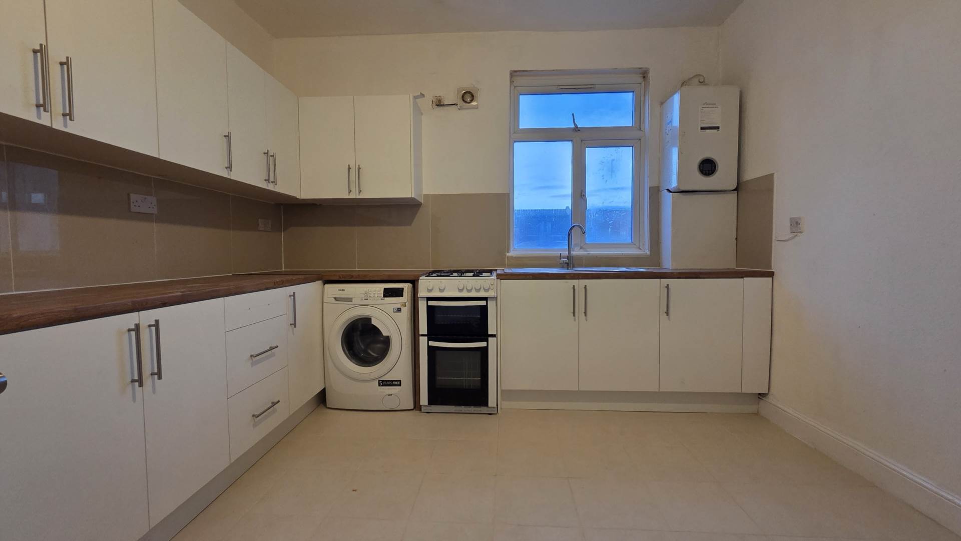 Flat Gower Road in Greater London