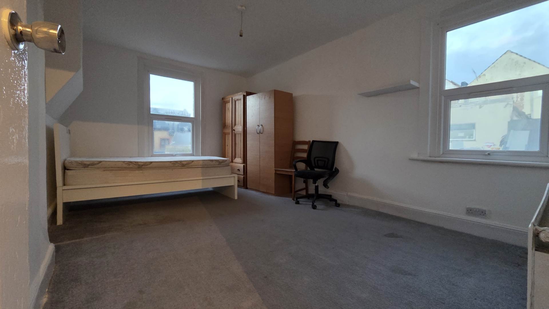 Flat Gower Road in Greater London