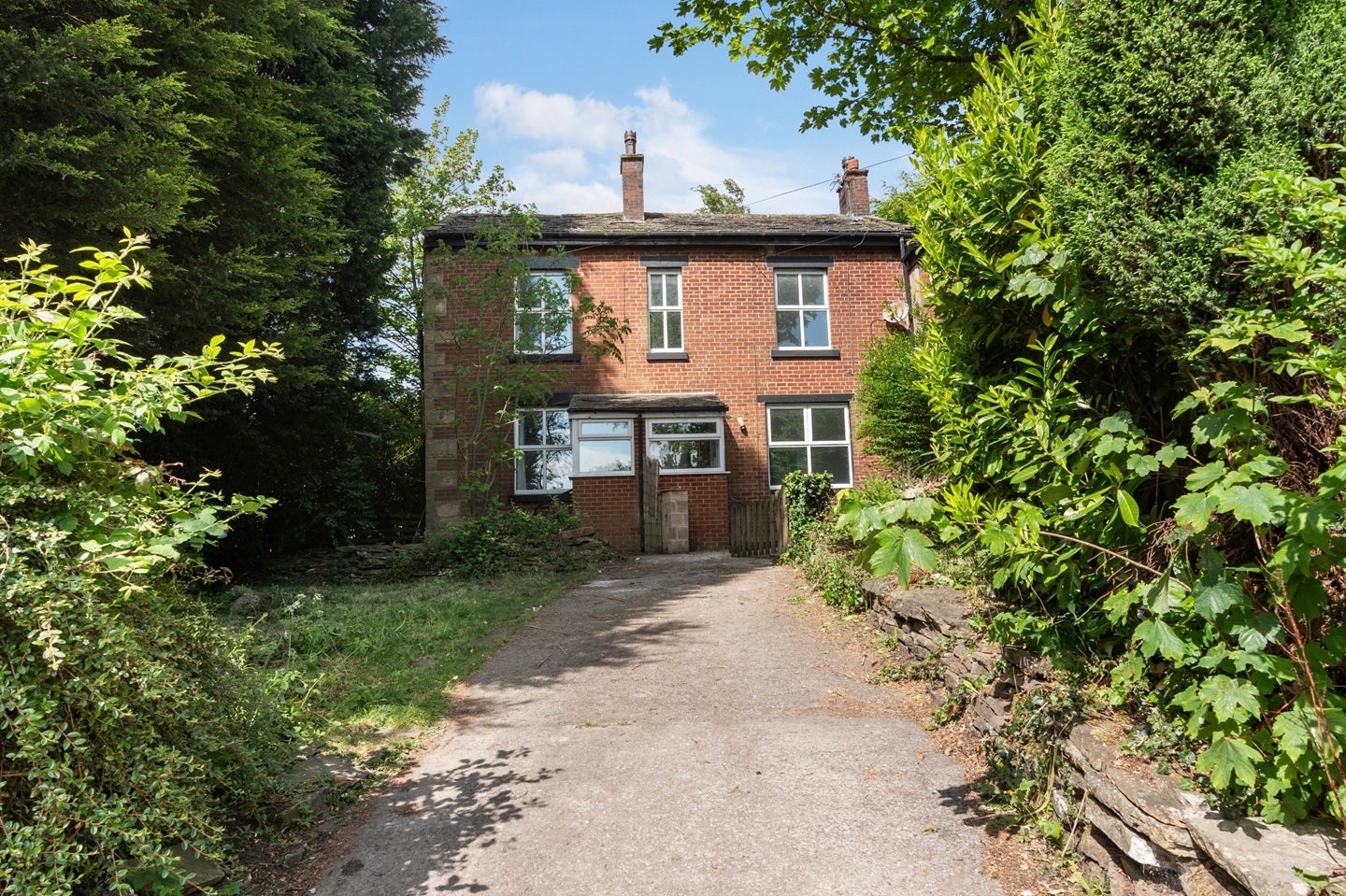 House Higher Lomax Lane in Heywood