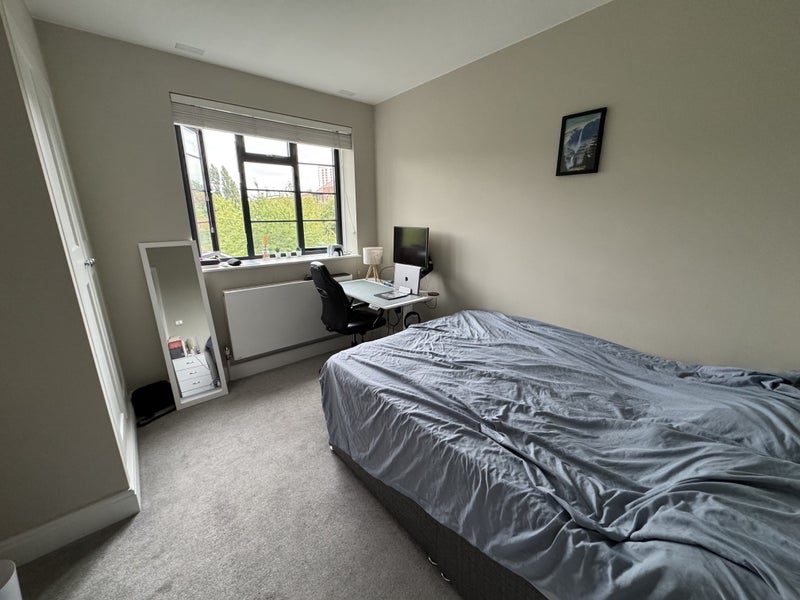 Flat Davidson Gardens in Greater London
