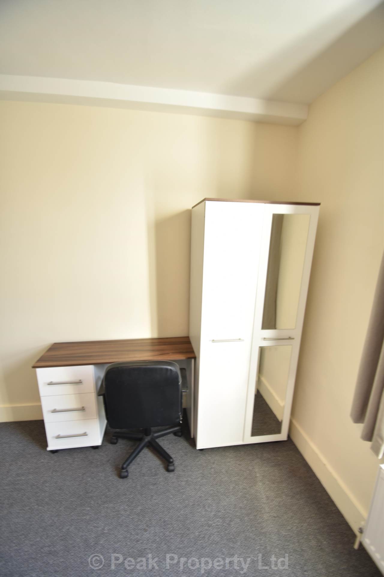 Room Queens Road in Southend-on-Sea