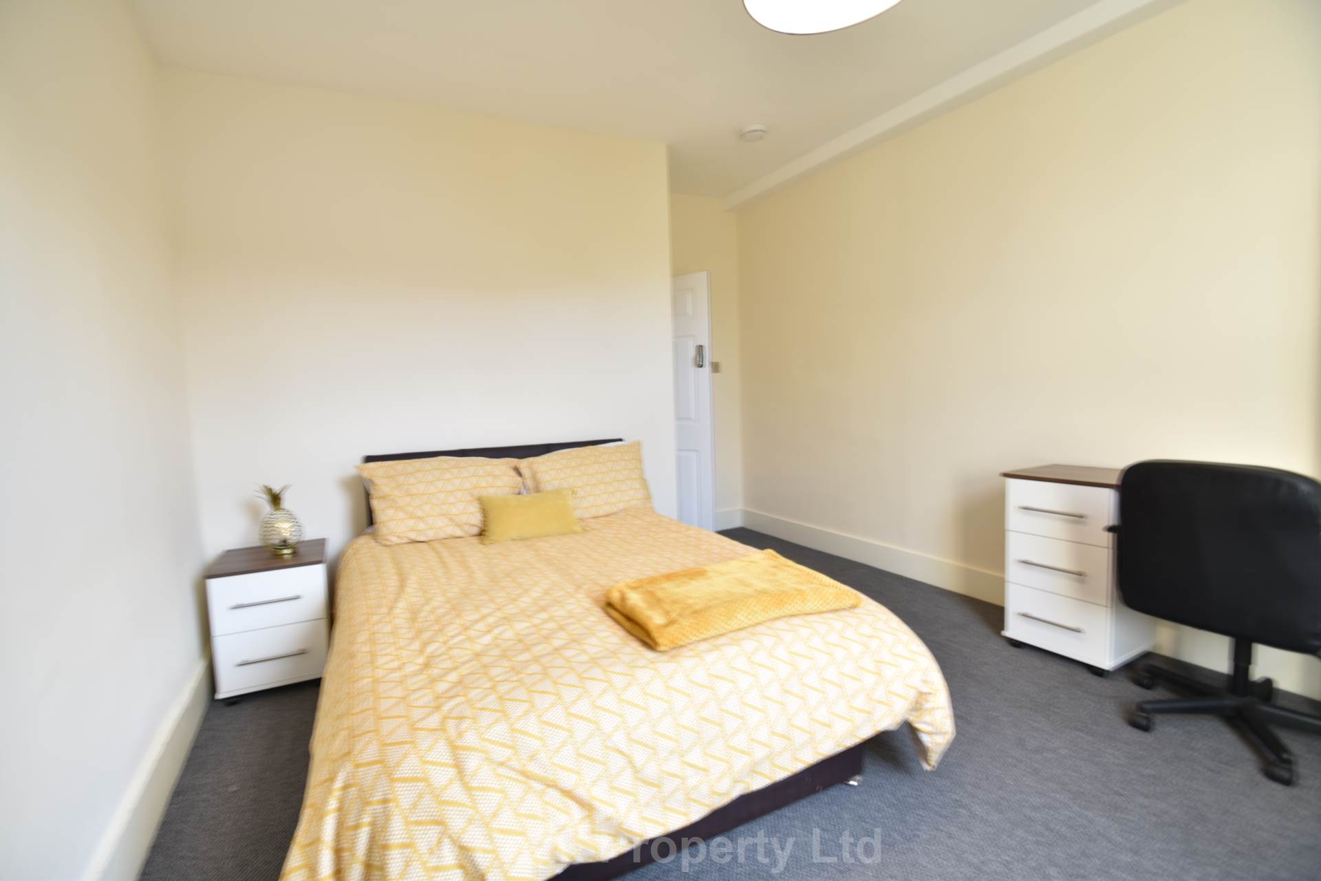 Room Queens Road in Southend-on-Sea