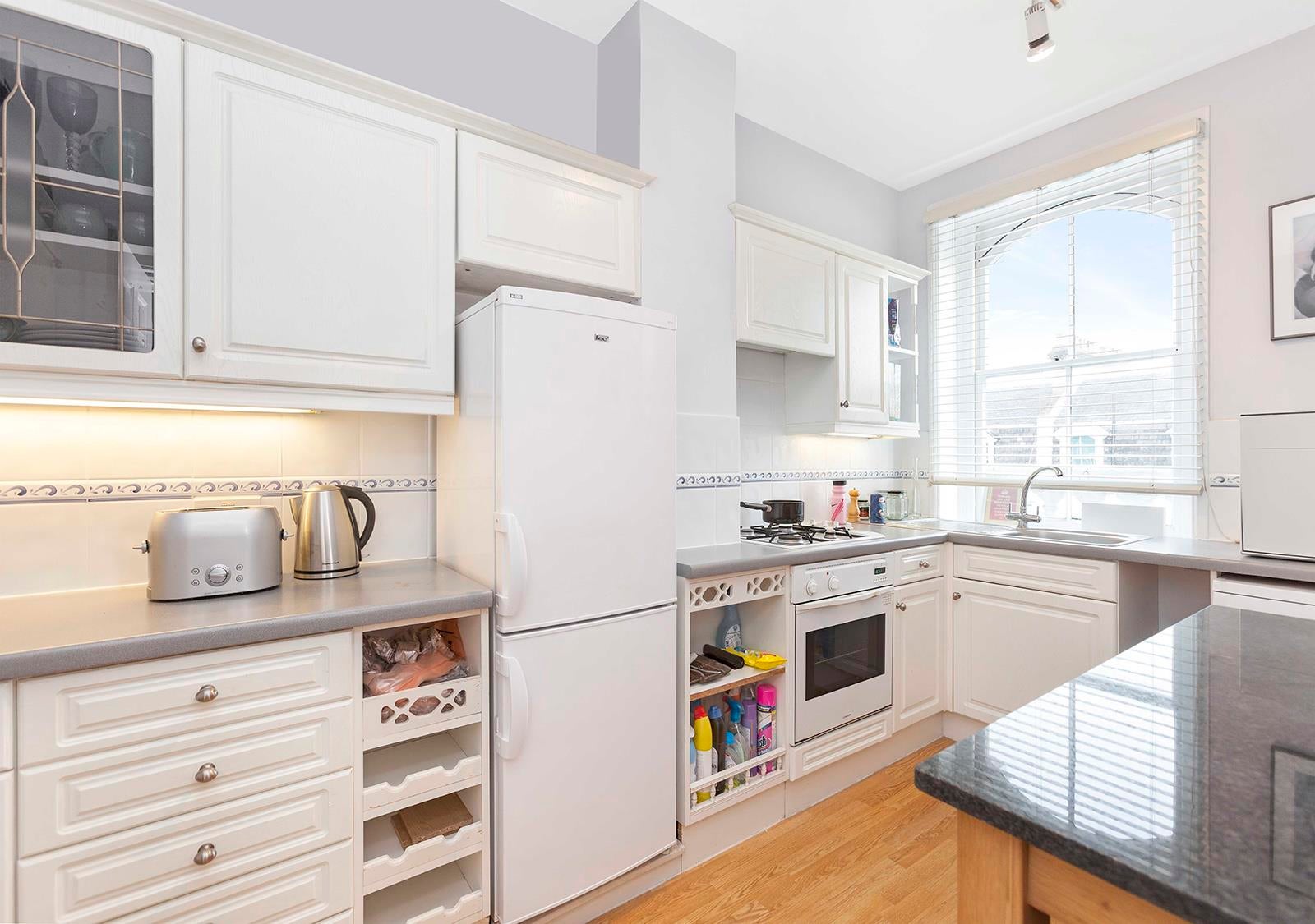 Flat Stafford Terrace in Greater London