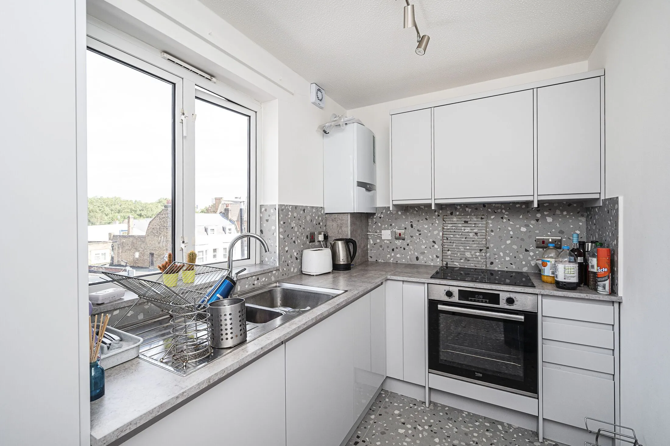 Flat Rainhill Way in Greater London