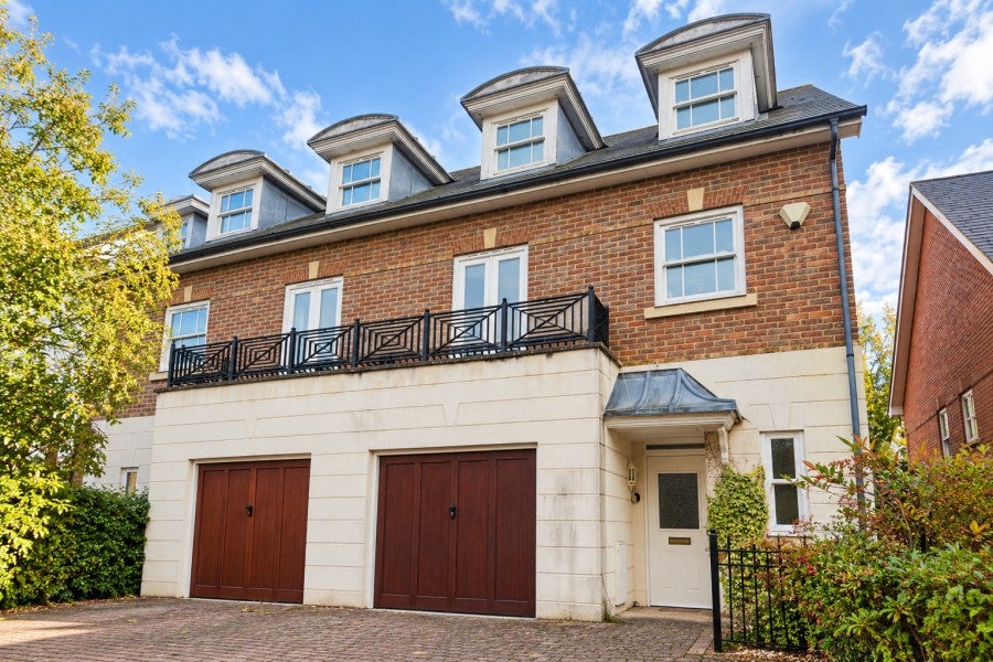 House Lancaster Avenue in Guildford