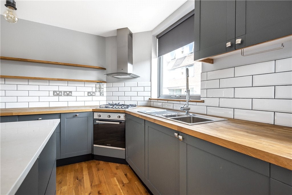 Flat Tanner Street in Greater London