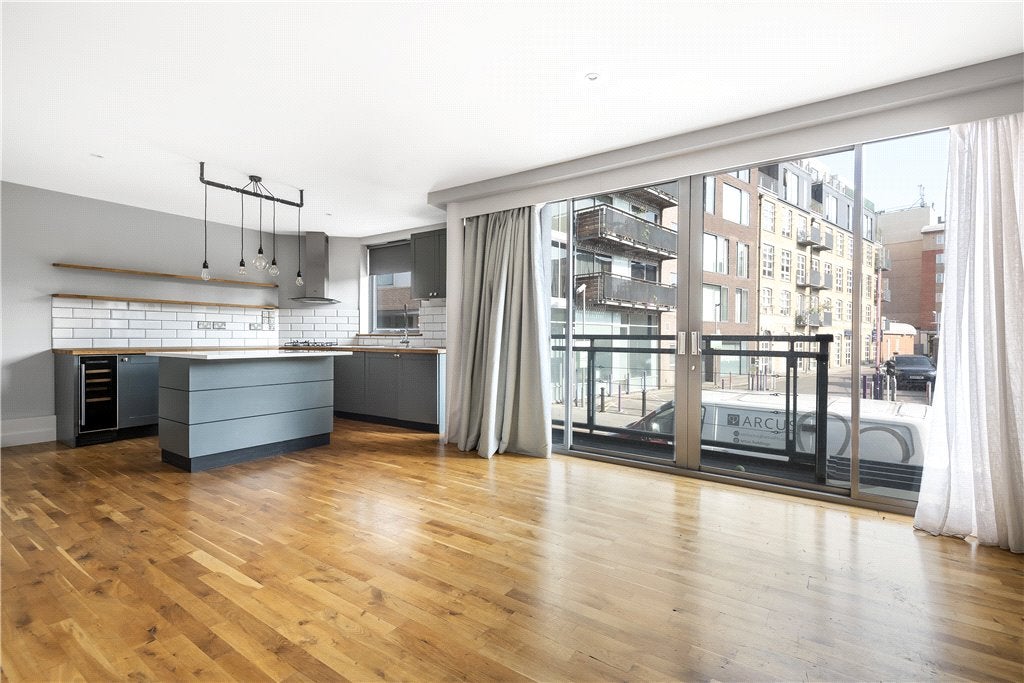 Flat Tanner Street in Greater London