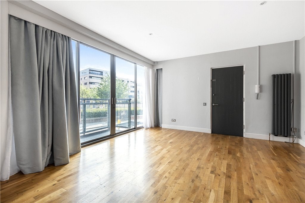 Flat Tanner Street in Greater London