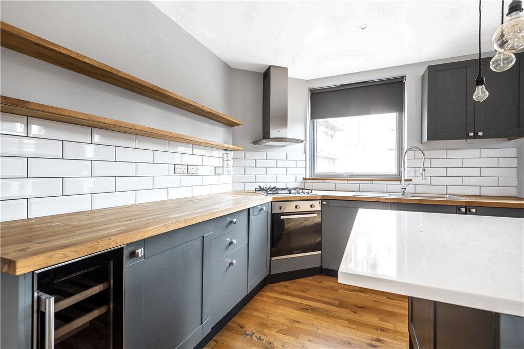 Flat Tanner Street in Greater London