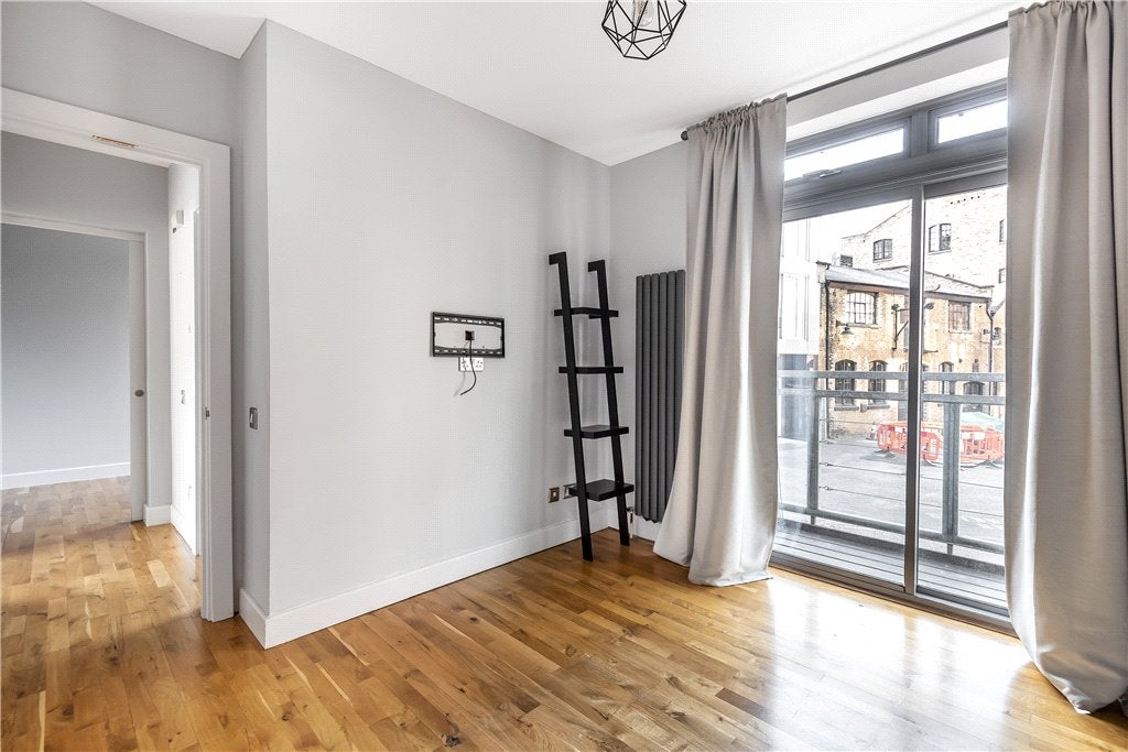 Flat Tanner Street in Greater London