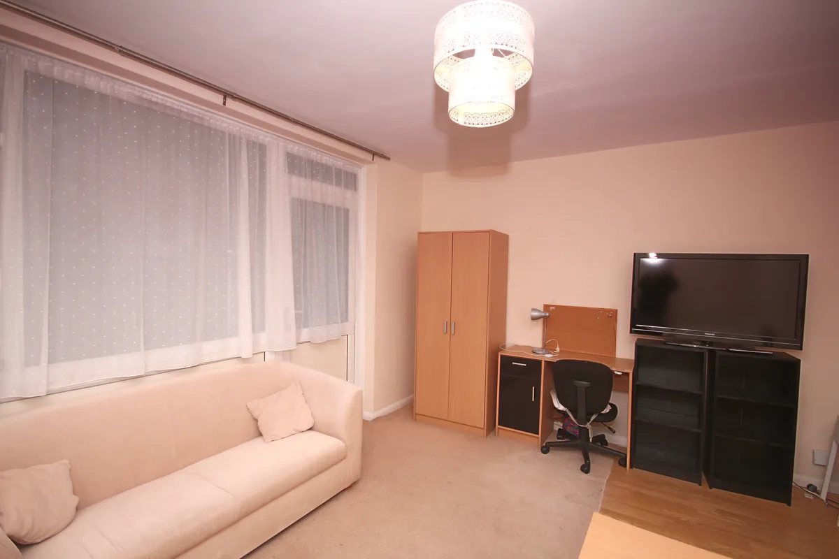 Flat Scott Lidgett Crescent in Greater London