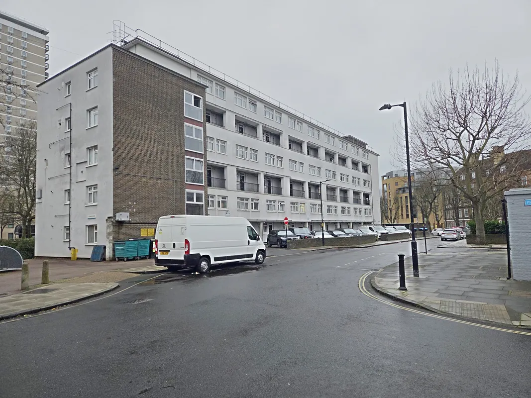 Flat Scott Lidgett Crescent in Greater London