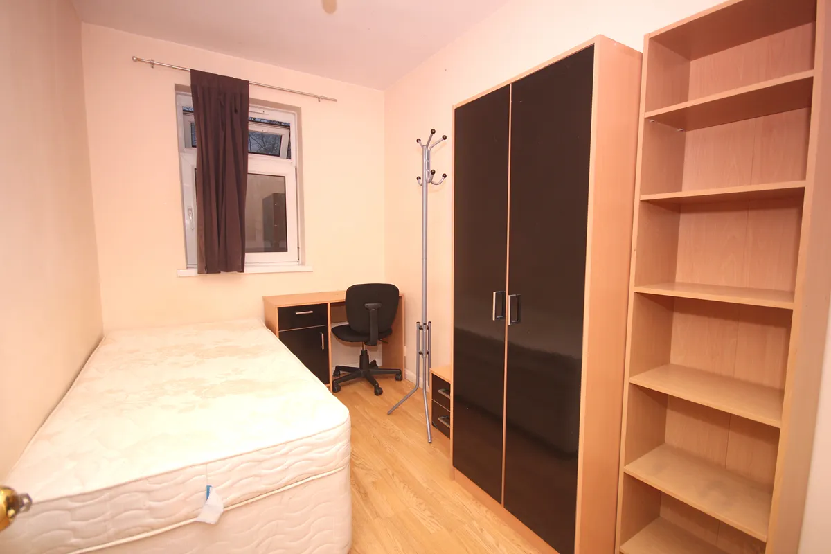 Flat Scott Lidgett Crescent in Greater London