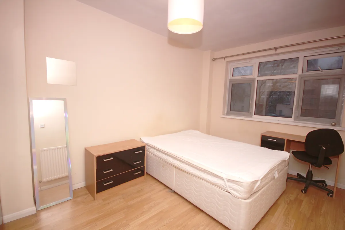 Flat Scott Lidgett Crescent in Greater London