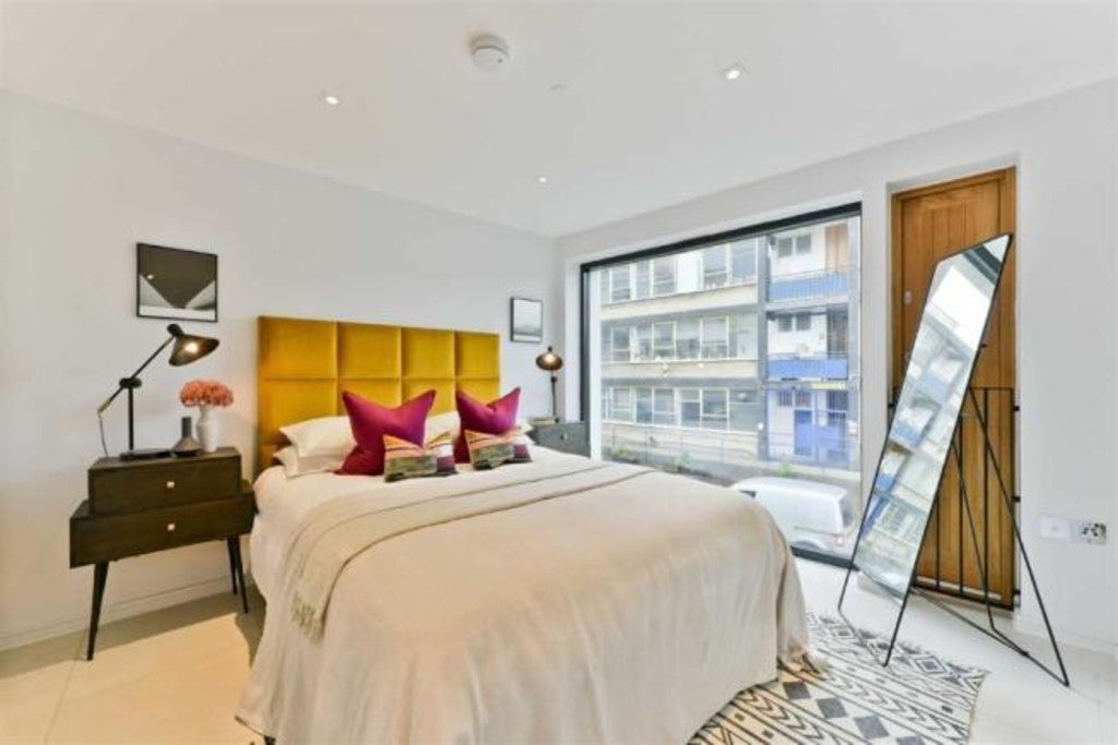 Flat Hackney Road in Greater London