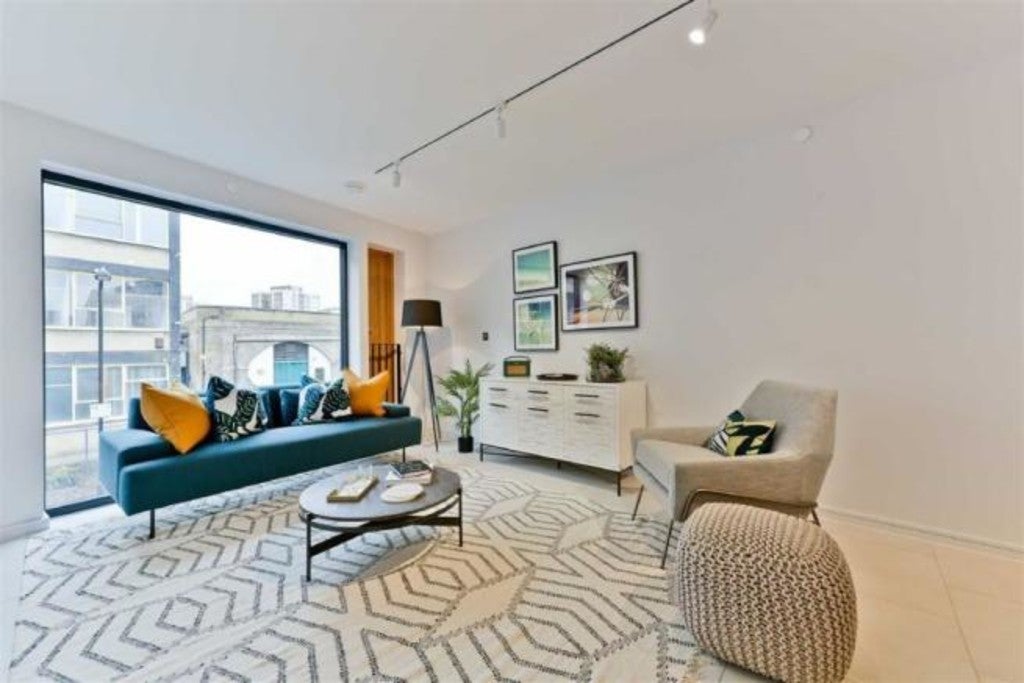 Flat Hackney Road in Greater London
