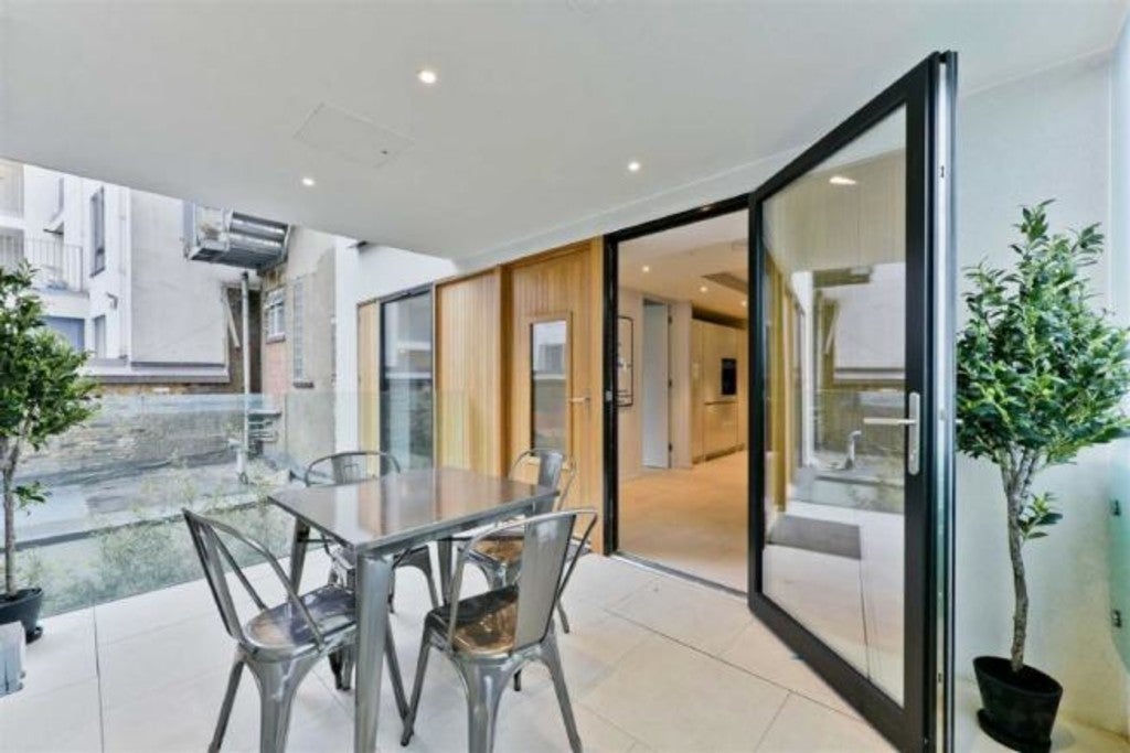 Flat Hackney Road in Greater London