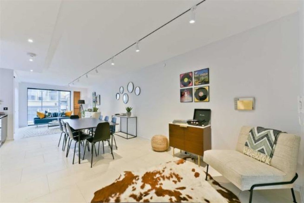 Flat Hackney Road in Greater London