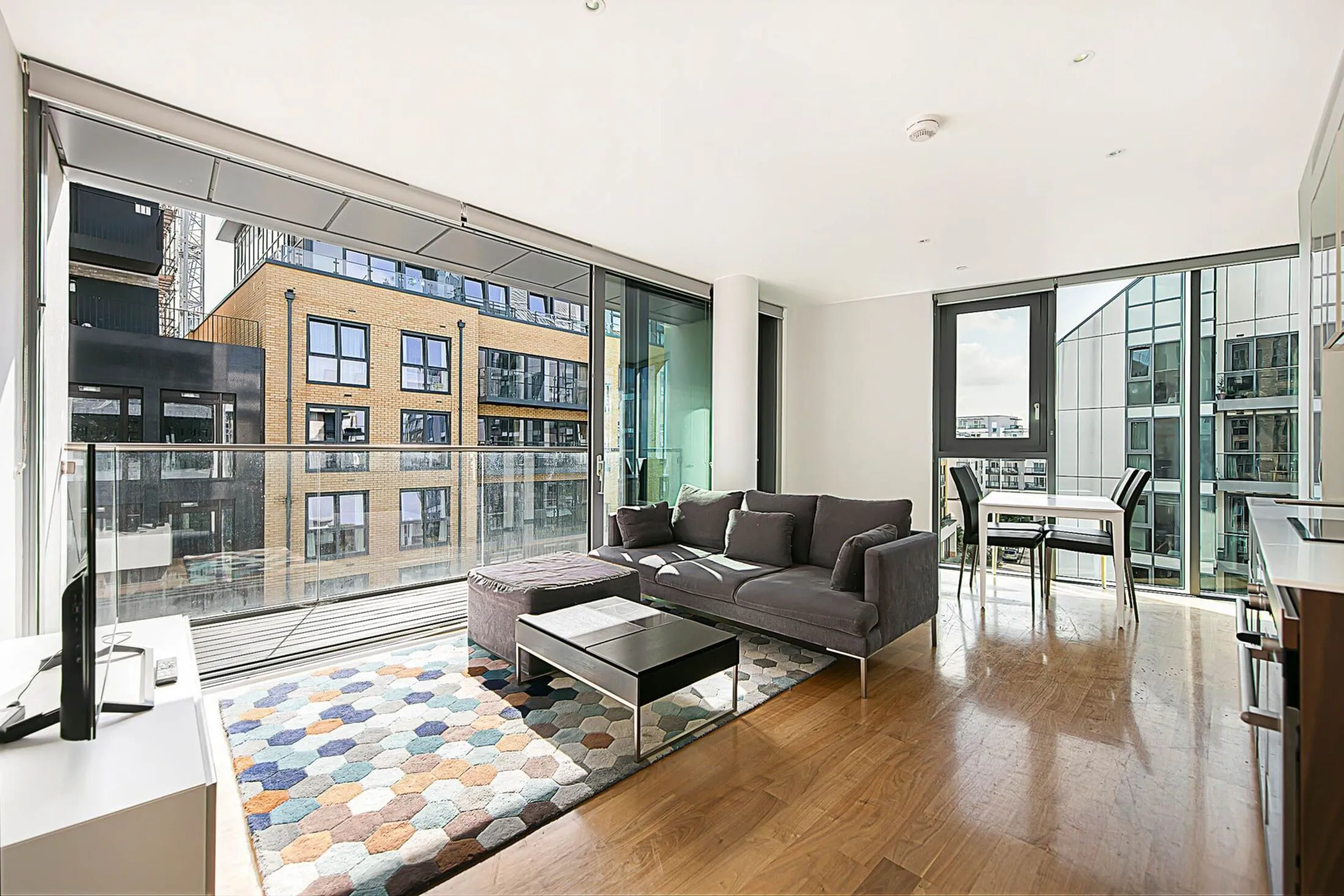 Flat Eastfields Avenue in Greater London