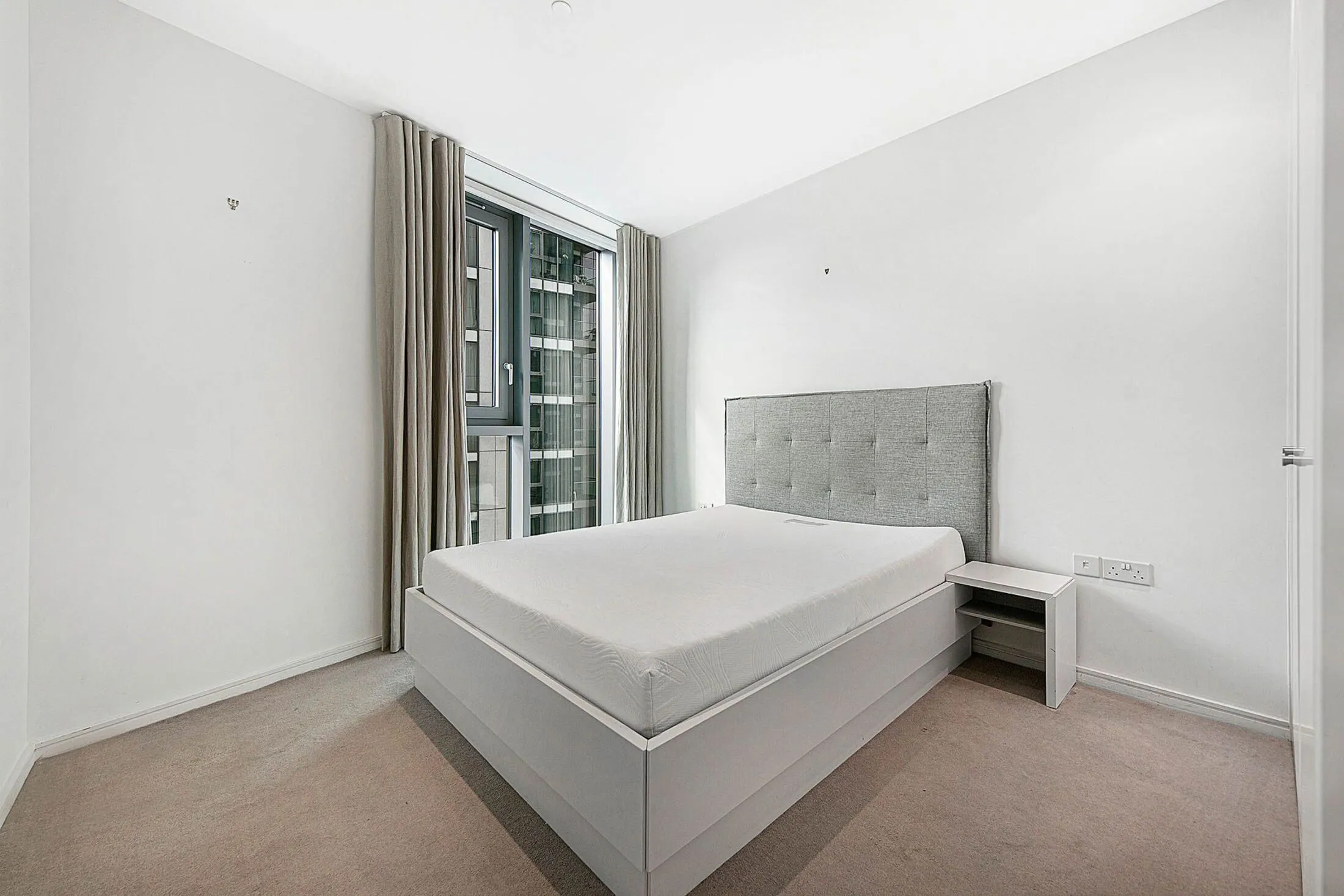 Flat Eastfields Avenue in Greater London